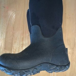 BOG brand boots. Mens size 7, worn by my 12 year old for one season.
